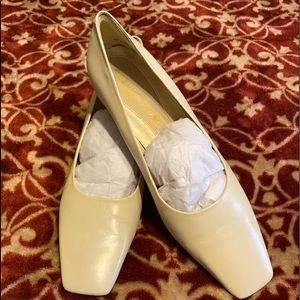 Beautiful NEW Women’s Cream Easy Spirit Pumps